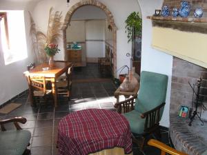 una sala con tavolo e sedie e una sala da pranzo di Cuevas Rio Baza a Baza