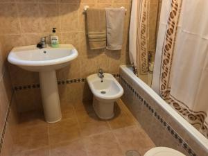 Fotografia z galérie ubytovania Apartamento Teatinos con piscina espectacular, aire acondicionado en salón-comedor y ventiladores en habitaciones v destinácii Málaga