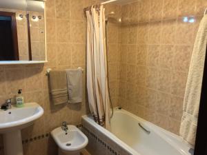 Fotografia z galérie ubytovania Apartamento Teatinos con piscina espectacular, aire acondicionado en salón-comedor y ventiladores en habitaciones v destinácii Málaga
