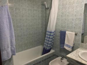 Fotografia z galérie ubytovania Apartamento Teatinos con piscina espectacular, aire acondicionado en salón-comedor y ventiladores en habitaciones v destinácii Málaga