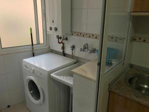 Fotografia z galérie ubytovania Apartamento Teatinos con piscina espectacular, aire acondicionado en salón-comedor y ventiladores en habitaciones v destinácii Málaga