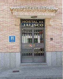 un edificio de hospital con una puerta con un letrero encima en Hostal Jalisco, en Ajofrín