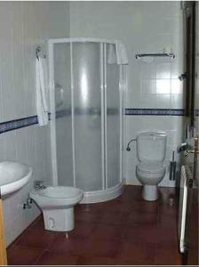 a bathroom with a shower and a toilet and a sink at Hostal Jalisco in Ajofrín +14 photos