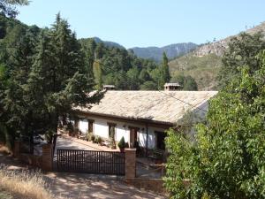 アロヨ・フリオにあるAlojamientos Rurales Navahondonaの山中の家