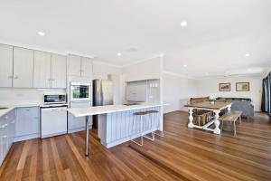 A kitchen or kitchenette at 143 Matthew Flinders Drive, Port Macquarie