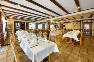 A restaurant or other place to eat at Landhotel Karrenberg