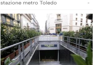 un puente tokyo metro tokyo en una ciudad en Bed and Breakfast Speranzella, en Nápoles
