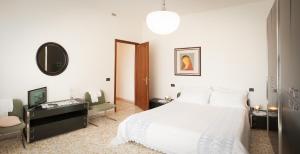 A bed or beds in a room at Villa Celeste