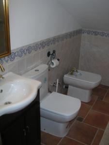 un baño con inodoro y lavabo en Alojamientos Rurales Navahondona, en Arroyo Frío