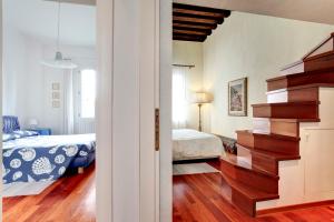 a bedroom with a bed and a stairway leading to a bedroom at Nobile House in Venice