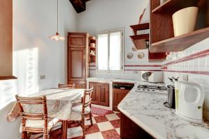 a kitchen with a table and some chairs in it at Nobile House in Venice