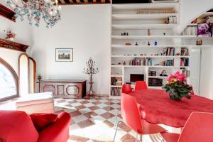 een woonkamer met een rode tafel en stoelen bij Nobile House in Venetië