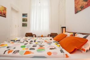Una cama con un edredón colorido en un dormitorio en Ariel Studio Close to St. Stephen Basilica, en Budapest