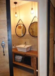 baño con 2 espejos y lavamanos en Chambres d'hôtes Béred Vuillemin, en Baume-les-Dames