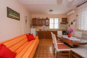 sala de estar con mesa y cocina en Apartman Braco en Trogir