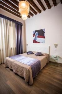 Tempat tidur dalam kamar di Locanda Ca' Lucrezia