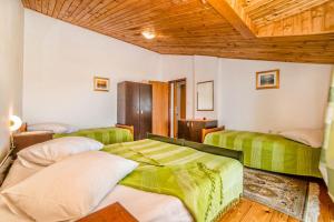 Postel nebo postele na pokoji v ubytování Apartments and Rooms Ana Pomer 217