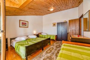 Postel nebo postele na pokoji v ubytování Apartments and Rooms Ana Pomer 217