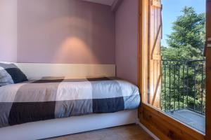 1 dormitorio con 1 cama junto a una ventana en Panticosa Brazato, en Panticosa