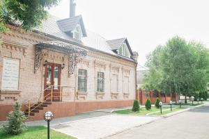 um grande edifício de tijolos com uma escada em frente em VIP Hotel em Izmail