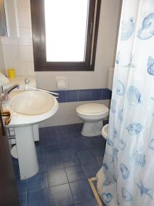ビビオーネにあるColumbus - Appartamentiのバスルーム(洗面台、トイレ、シャワーカーテン付)