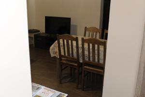 Televízia a/alebo spoločenská miestnosť v ubytovaní Apartamenty u Bodzia