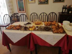 - une table avec un bouquet de différents types de pâtisseries dans l'établissement Hotel Mazzocchetti, à Citta' Sant'Angelo