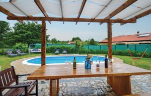 Bazén v ubytování Villa Nika nebo v jeho okolí
