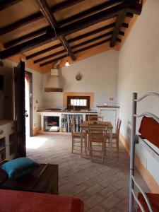 una cucina e una sala da pranzo con tavolo e sedie di Agriturismo Cento Ducati a Palombara Sabina