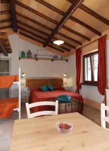 una camera con un letto e un tavolo con una ciotola di Agriturismo Cento Ducati a Palombara Sabina