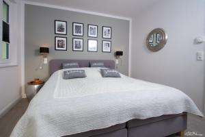 a bedroom with a large bed with two pillows at Penthouse "Meerzeit" Kellenhusen mit Strandkorb in Kellenhusen
