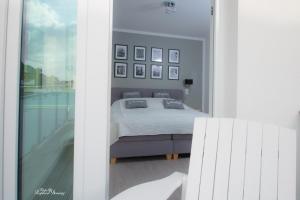 Postel nebo postele na pokoji v ubytování Penthouse "Meerzeit" Kellenhusen mit Strandkorb
