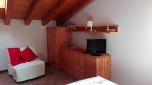 Telewizja i/lub zestaw kina domowego w obiekcie Sweet Home Casa Vacanze "La Mansarda"