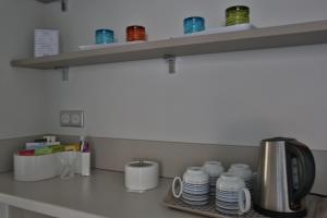 Příslušenství pro přípravu čaje a kávy v ubytování Maison Cube