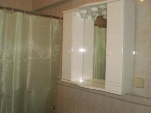 曼塔羅塔的住宿－Lagar，一间带白色橱柜和镜子的浴室