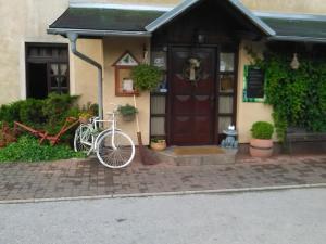 uma bicicleta estacionada em frente a uma casa em Klet Cinkuš em Hrvatski Leskovac