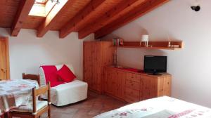 Telewizja i/lub zestaw kina domowego w obiekcie Sweet Home Casa Vacanze "La Mansarda"