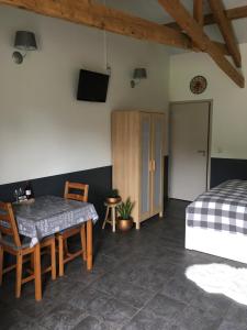 Televisyen dan/atau pusat hiburan di Weibos B&B Camperplaats