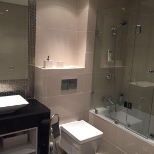 een badkamer met toilet, douche en wastafel bij prestigia in Marrakesh +8 foto's