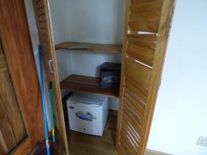 a room with a closet with a washer and dryer at Casa Basti-Hill in Bocas del Toro