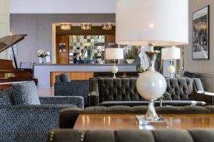 A seating area at Killarney Oaks Hotel