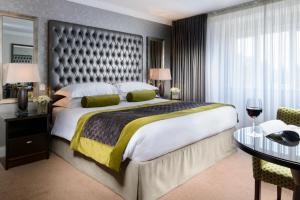 A bed or beds in a room at Killarney Oaks Hotel