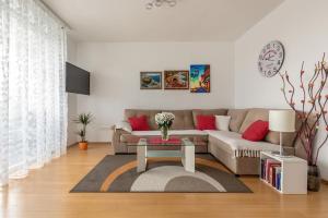 sala de estar con sofá y mesa en Apartment Spalato, en Split