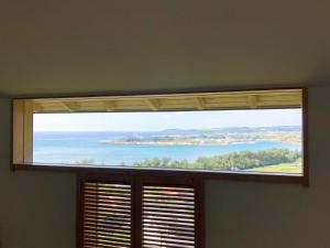 a window in a room with a view of the water at Kaiza in Nanjo