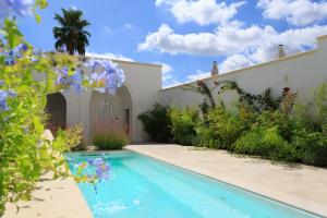 uma piscina no quintal de uma casa em Palazzo Casto Relais em Taviano