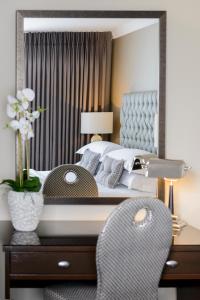 A bed or beds in a room at Killarney Oaks Hotel