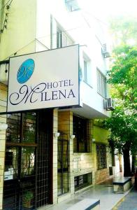 un bâtiment avec un panneau à l'avant d'un magasin dans l'établissement Hotel Milena, à Mendoza