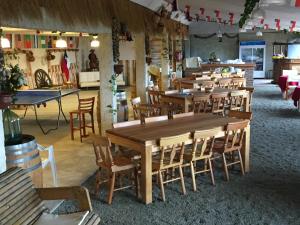 un restaurante con mesas de madera y sillas en una habitación en En Casa de Patricia, en Laguna Verde