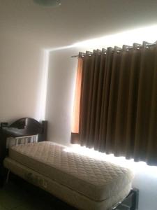 Un dormitorio con una cama y una ventana con un ciego en Excelente apartamento de 02 quartos no Privê das Thermas II em Caldas Novas, en Caldas Novas