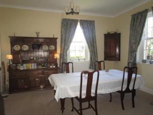 uma sala de jantar com uma mesa e uma janela em Home Farm Boreham em Warminster